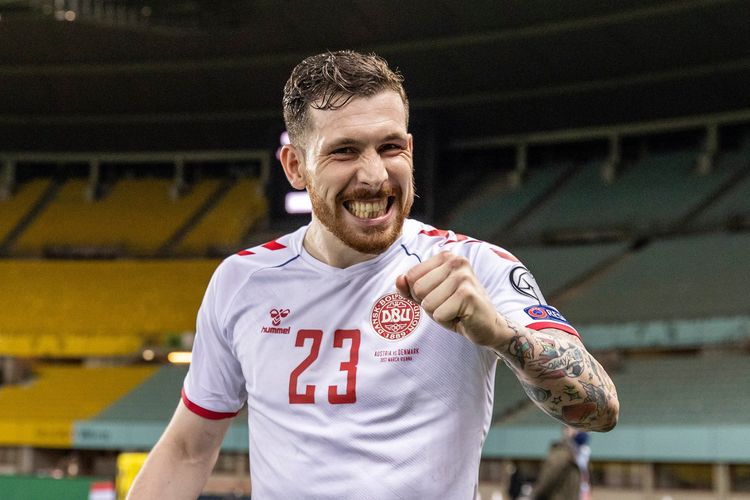 Gelandang timnas Denmark, Pierre-Emile Hojbjerg, berpose usai laga kualifikasi Piala Dunia 2022 melawan Austria pada April 2021.