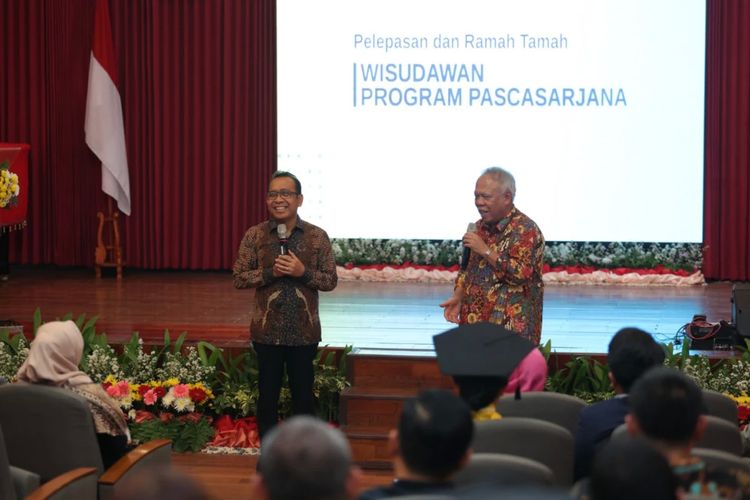 Pratikno dan Basuki Hadimuljono saat berada di acara pelepasan dan ramah tamah para wisudawan Program Pascasarjana FKKMK UGM, Rabu (25/10/2023).