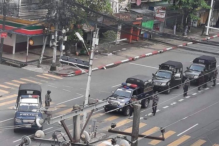 Pasukan Junta memblokir jalan setelah ledakan dilaporkan terjadi di luar kantor listrik di Kotapraja Hlaing Yangon sekitar pukul 15:15. Sabtu (11/9/2021) ini.