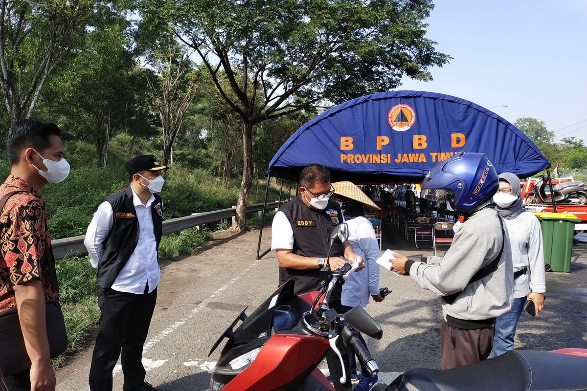 Ery Cahyadi Wali Kota Surabaya, didampingi Eddy Christijanto Kepala Satpol PP Pemkot Surabaya saat menghentikan pengendara motor agar dilakukan Tes Swab Antigen Di Posko Penyekatan Suramadu sisi Madura, Jum'at (18/6/2021)