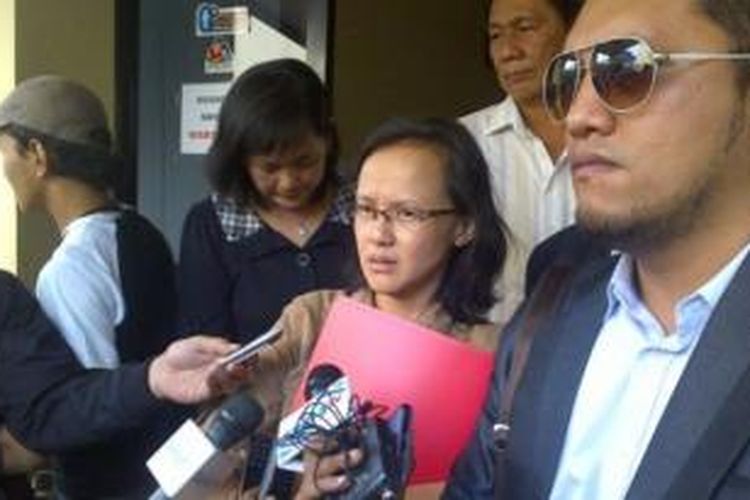 Elvi (kiri) kakak kandung Sisca Yofie didampingi kuasa hukumnya Ramdan Alamsyah (kanan) di Mabes Polri, Jakarta Selatan, Senin (30/9/2013). 