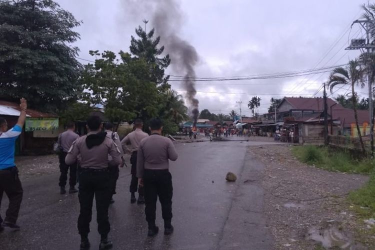 Massa saat meblokade jalan dengan membakar ban bekas di jalan Timka-Kuala Kencana.