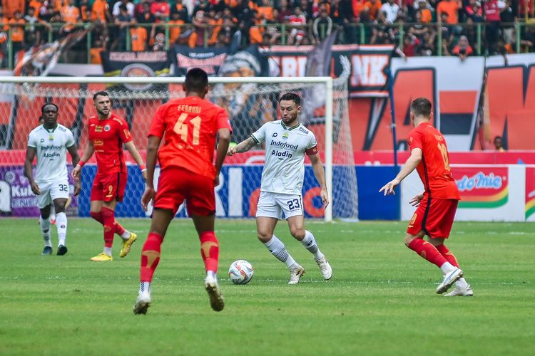 Aksi Marc Klok gelandang Persib dalam pertandingan pekan ke-11 Liga 1 2023-2024 antara Persija vs Persib di Stadion Patriot Candrabhaga Bekasi, Sabtu (2/9/2023). 