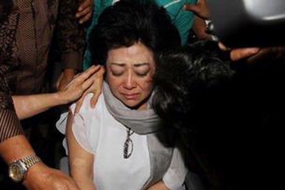 Mantan Anggota Dewan Pembina Partai Demokrat, Siti Hartati Murdaya (tengah), menangis saat tiba di kantor Komisi Pemberantasan Korupsi (KPK) Jakarta Selatan, Rabu (12/9/2012). Hartati diperiksa sebagai tersangka dalam kasus dugaan penyuapan Bupati Buol, Amran Batalipu, dalam rangka memperoleh hak guna usaha (HGU) lahan perkebunan seluas 4.500 hektare.