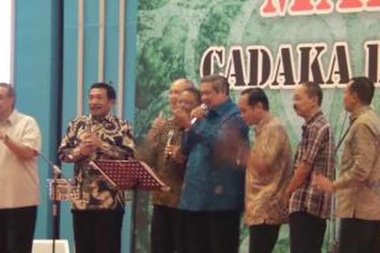 Mantan Presiden Susilo Bambang Yudhoyono bernyanyi bersama rekan-rekannya saat reuni Akabri angkatan 1973 di Balai Kartini, Jumat (7/11/2014) malam.