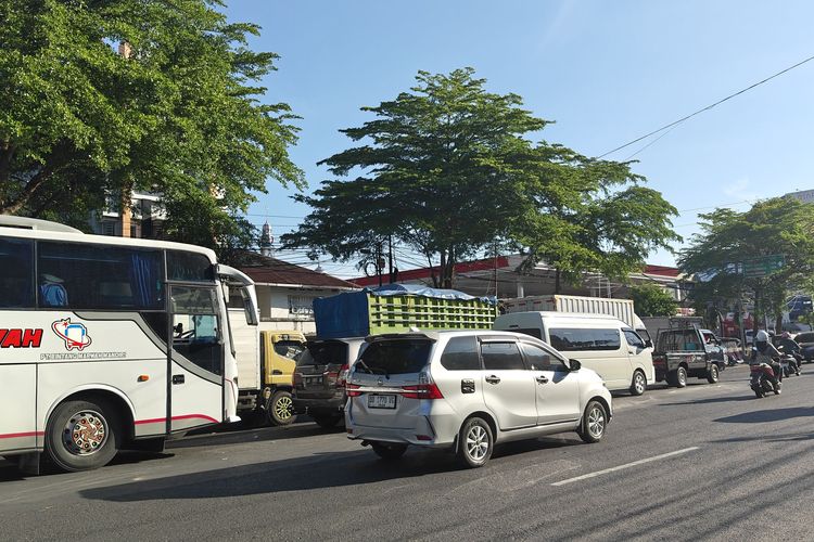 Solar Langka hingga Picu Kemacetan di Makassar, Sopir Truk Rela Mengantre Pagi sampai Malam