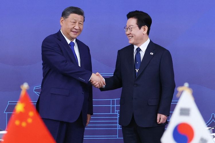 Presiden China Xi Jinping dan Presiden Korea Selatan Lee Jae Myung berjabat tangan menjelang pertemuan puncak Korea Selatan-China dalam KTT APEC 2025 yang diadakan di Museum Nasional Gyeongju di Provinsi Gyeongbuk pada 1 November 2025.