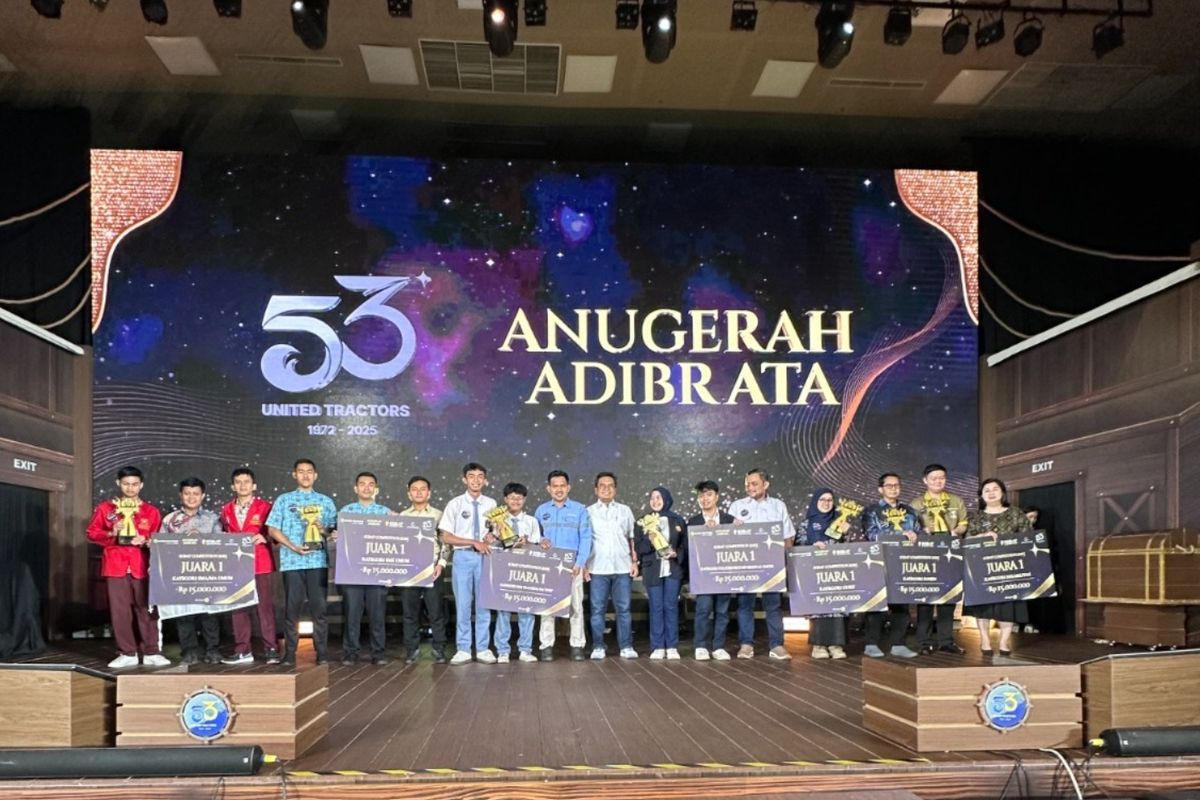 Penyerahan simbolis hadiah kepada para Juara 1 setiap kategori SOBAT Competition pada perayaan HUT UT 2025 oleh Direktur Corporate Communications & Sustainability UT, Ari Sutrisno.