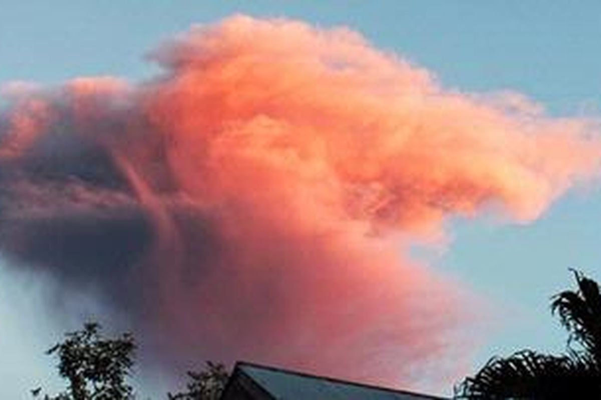 Gunung Lokon di Kota Tomohon menjadi salah satu gunung berapi paling aktif saat sekarang. Hampir setiap saat Lokon selalu meletus walau dalam skala kecil. Akibat aktivitas vulkanis yang sangat sering tersebut, warga sudah terbiasa dan malah menjadi semacam tontonan. Nampak letusan Lokon beberapa waktu lalu dilihat dari arah Manado.