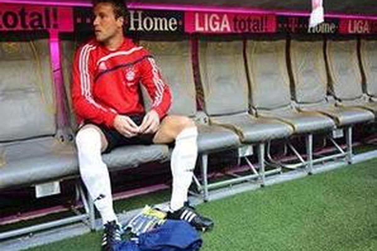 Michael Rensing saat duduk di bangku cadangan pada duel Bayern Muenchen versus Wolfsburg, Sabtu (29/8).