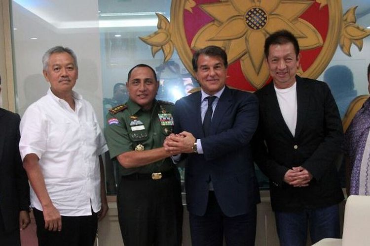 Ketua Umum PSSI, Edy Rahmayadi, bertemu dengan Mantan Presiden Barcelona, Joan Laporta,  Presiden Valencia, Peter Lim, dan pengusaha Tomy Winata di Makostrad Gambir, Jakarta, Senin (3/4)/2017). 