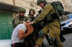 Tentara Israel Tertangkap Kamera Pukuli Seorang Pria Palestina