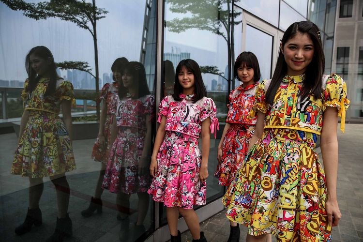 Personil JKT48 Shani, Melati dan Feni berpose saat berkunjung ke kantor redaksi Kompas.com di Menara Kompas, Jakarta Barat, Kamis (18/4/2019).