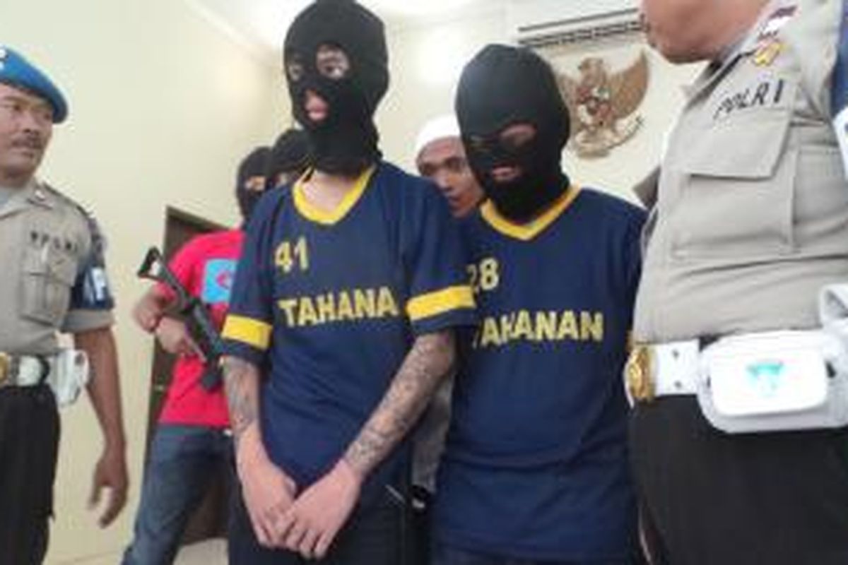 Tiga pelaku pembunuhan wartawati di Bojong Gede yakni dari kiri ke kanan S (20), HU (22) dan M (20) di Polres Depok. Senin (20/7/2015).