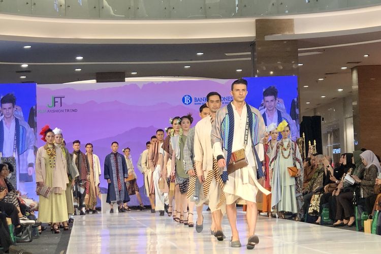 Koleksi Maha Raya Phillip Iswardono di panggung JFT 2023