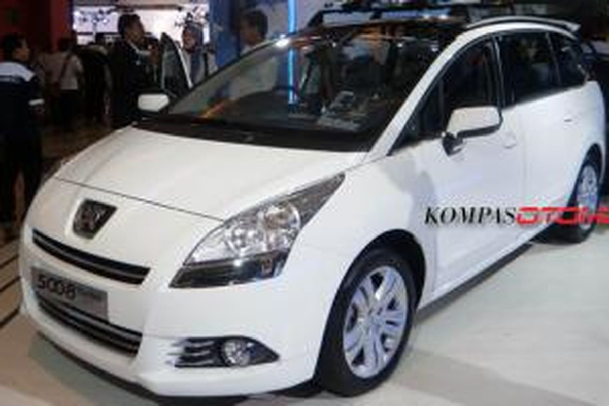 5008, MPV kompak pertama Peugeot dipamerkan di IIMS 2013. 