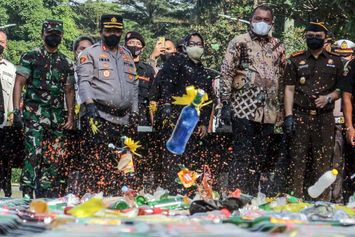 Bupati Bogor Musnahkan 21 Ribu Botol Miras Sitaan