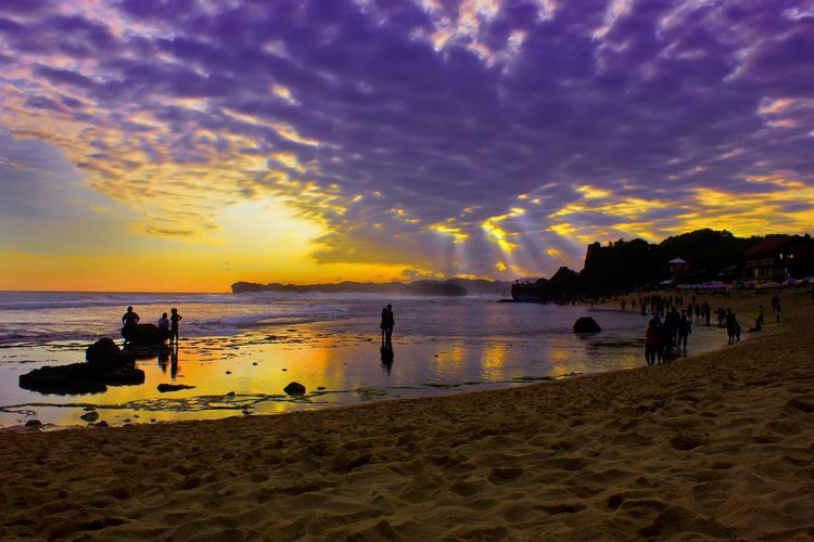 Pantai Indrayanti, Gunungkidul, salah satu pantai di Yogyakarta untuk melihat sunset.