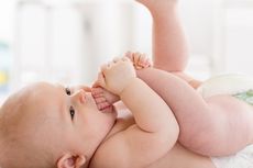 Bayi Memasukkan Kaki ke Mulut Berarti Pertanda Baik