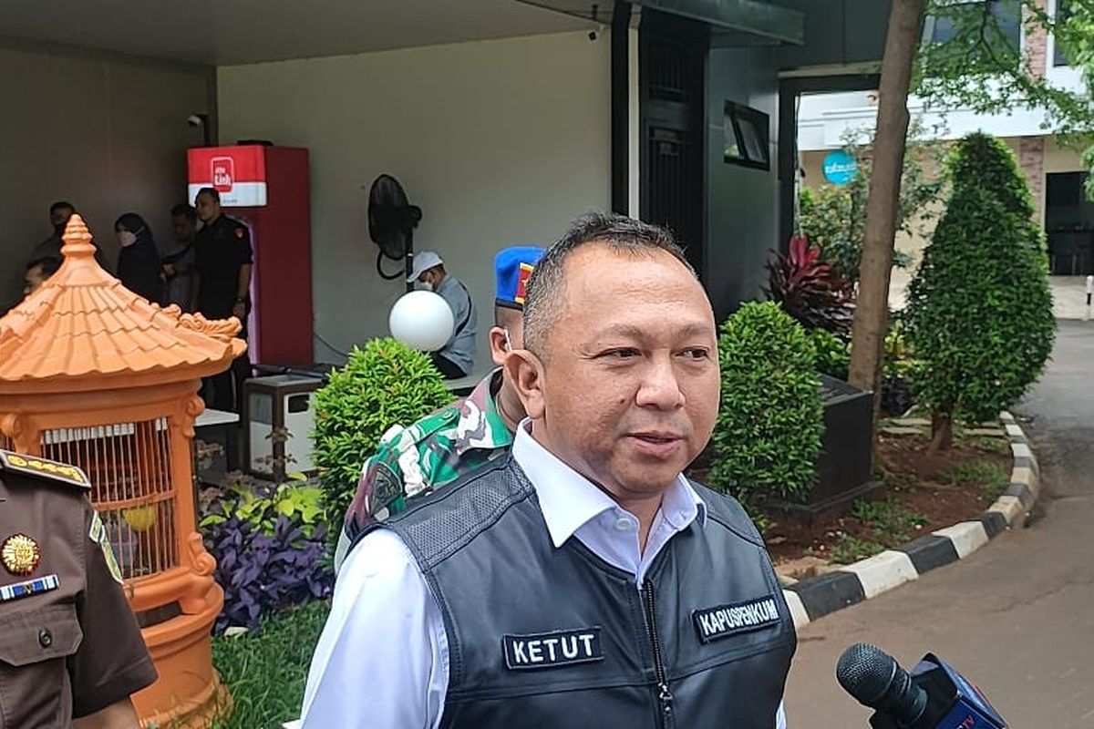 Kepala Pusat Penerangan Hukum Kejagung Ketut Sumedana di Gedung Bundar Kejagung, Jakarta, Selasa (14/2/2023).