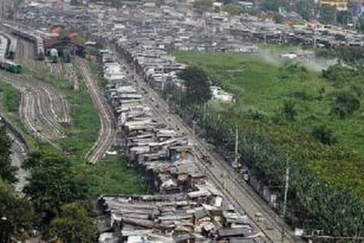 Permukiman padat di sekitar Stasiun Kampung Bandan, Jakarta Utara, Rabu (10/6). Pemerintah Provinsi DKI Jakarta berencana menata kawasan sekitar Stasiun Kampung Bandan dengan membangun rumah susun yang memanfaatkan lahan milik PT KAI. 