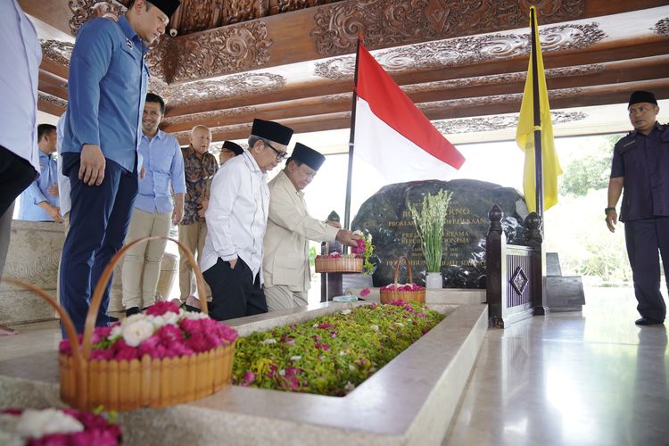 Prabowo Subianto berziarah ke makam Soekarno di Blitar, Jatim, Minggu (17/12/2023).