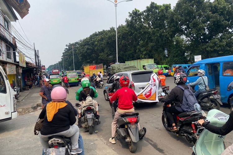 Kemacetan kendaraan terjadi di Jalan Alternatif Sentul, Babakan Madang, Kabupaten Bogor, Jawa Barat, Jumat (9/2/2024) siang.