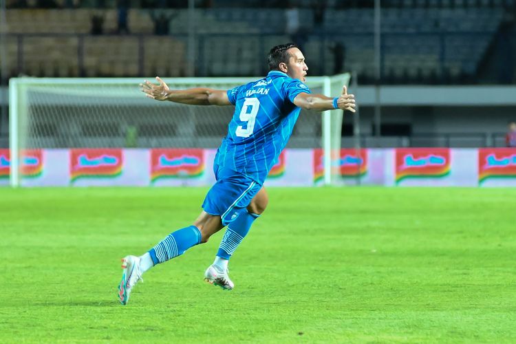 Selebrasi Ezra Walian pemain Persib saat mampu menjebol gawang Dewa United yang dikawal Sonny Stevens dalam pertandingan pekan ketiga Liga 1 2023-2024, Jumat (14/7/2023) di Stadion Gelora Bandung Lautan Api (GBLA).