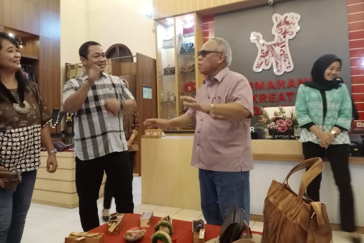 Menteri Pekerjaan Umum dan Perumahan Rakyat (PUPR) Basuki Hadimuljono mencoba kaca mata produk Semarang Creative Gallery, saat kunjungan kerjanya meninjau Kota Lama Semarang, Minggu (29/12/2019).