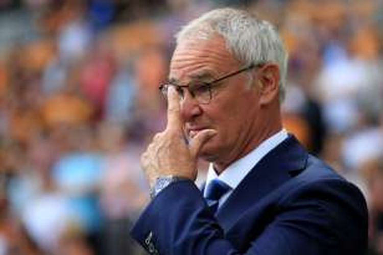 Ekspresi manajer Leicester City, Claudio Ranieri, dalam pertandingan pembukan Premier League melawan  Hull City di KCOM Stadium, Sabtu (13/8/2016). 