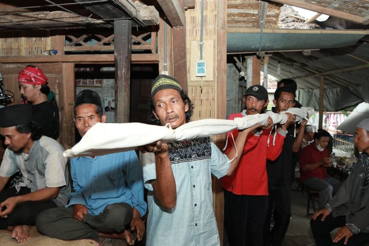 Warga lingkungan Cungking, Kelurahan Mojopanggung, Kecamatan/Kabupaten Banyuwangi, Jawa Timur, menggelar ritual resik kagungan pada Kamis (25/1/2024) pagi.