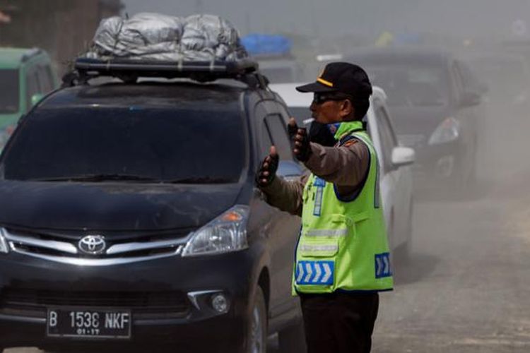 Polisi mengatur lalu lintas saat terjadi kemacetan di ruas Tol Pejagan-Brebes, Jawa Tengah, saat arus mudik H-6 menjelang Lebaran, Sabtu (11/7/2015). Tol Pejagan-Brebes dioperasikan untuk mengurangi kemacetan arus mudik Lebaran Idul Fitri 1436 H meski kondisi fisik jalan masih kurang baik.