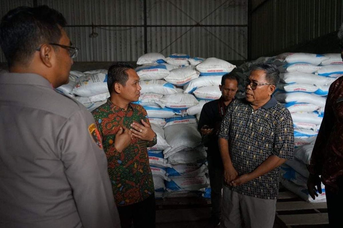 Bupati Lumajang Thoriqul Haq saat sidak distributor  pupuk di Lumajang