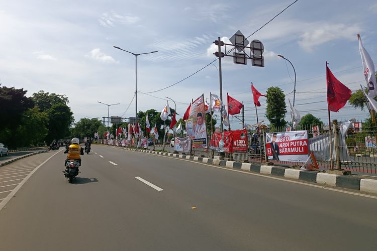 Poster caleg penuhi jalan I Gusti Ngurah Rai, Jakarta Timur, Jumat (12/1/2023)