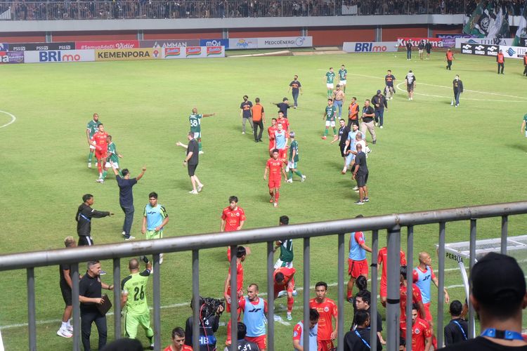 Suasana usai laga pekan keenam Liga 1 2023-2024 antara PSS vs Persija Jakarta di Stadion Maguwoharjo, Sleman, DI Yogyakarta, Jumat (4/8/2023). Sejumlah penonton tampak masuk ke arena pertandingan PSS vs Persija.