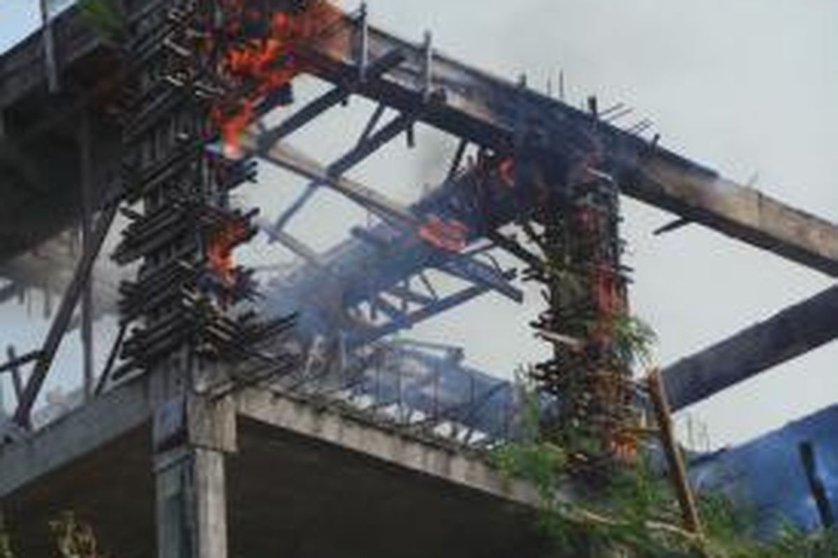  Kebakaran terjadi di lokasi pembangunan Gedung Sarana Pendidikan dan Ruang Serba Guna, Universitas 17 Agustus, Jalan Sunter Permai Raya, Tanjung Priok, Jakarta Utara. Senin (12/10/2015)