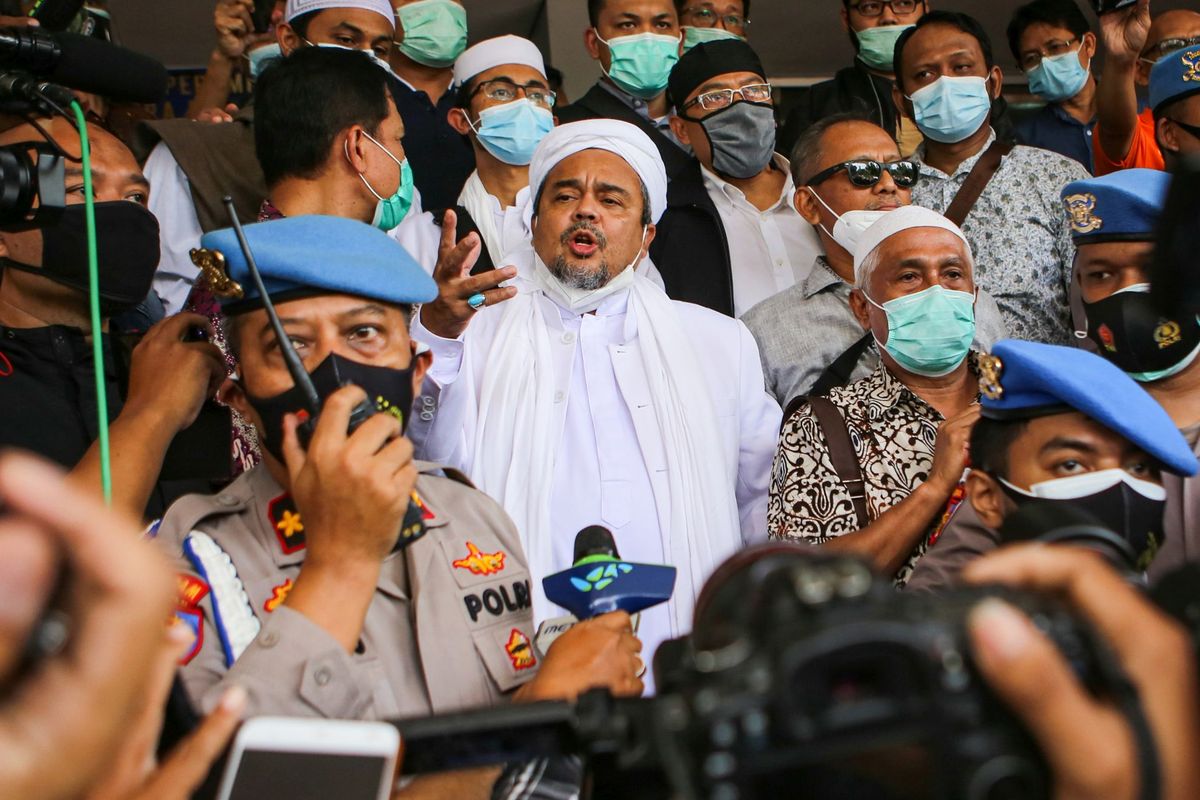 Rizieq Shihab (tengah) bersiap menjalani pemeriksaan di Mapolda Metro Jaya, Jakarta, Sabtu (12/12/2020). Rizieq Shihab tiba di Mapolda Metro Jaya untuk diperiksa sebagai tersangka kasus pelanggaran protokol kesehatan terkait kerumunan di Petamburan, Tanah Abang, Jakarta pada 14 November lalu. ANTARA FOTO/Fauzan/foc.