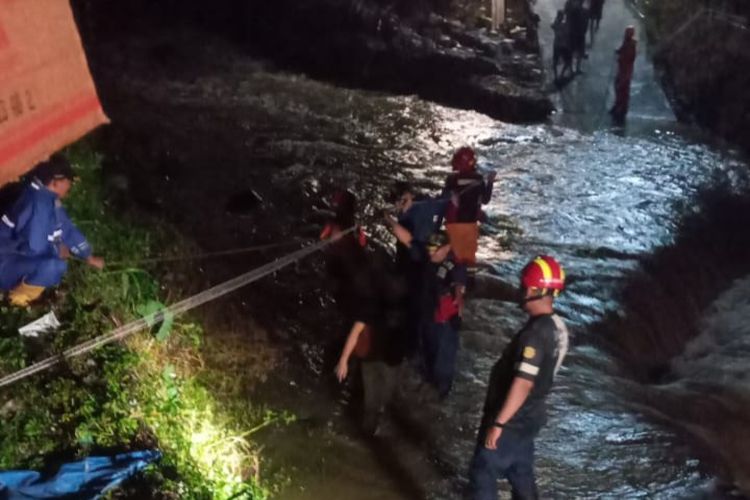 Tim Damkar dan BPBD Kabupaten Semarang mengevakuasi pengunjung kafe yang terjebak banjir