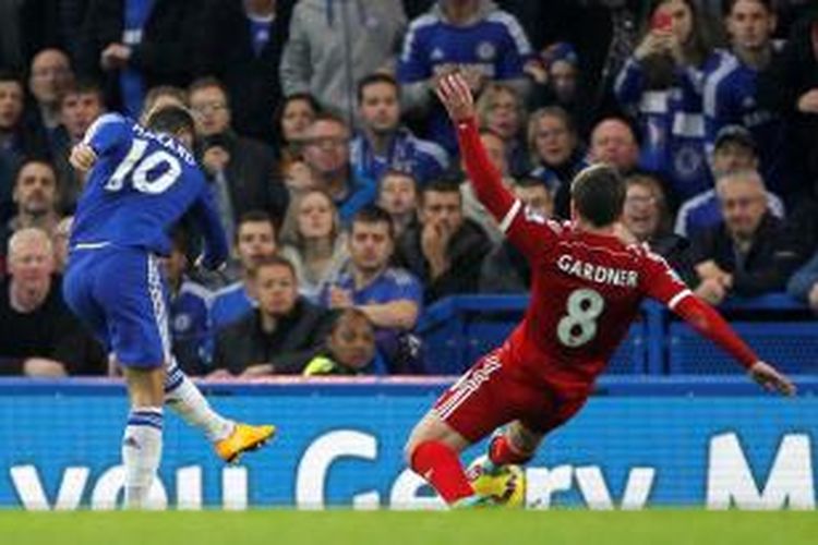 Gelandang Chelsea, Eden Hazard (kiri) saat melepaskan tendangan yang berujung gol ke gawang West Bromwich Albion pada lanjutan Premier League di Stamford Bridge, Sabtu (22/11/2014). 