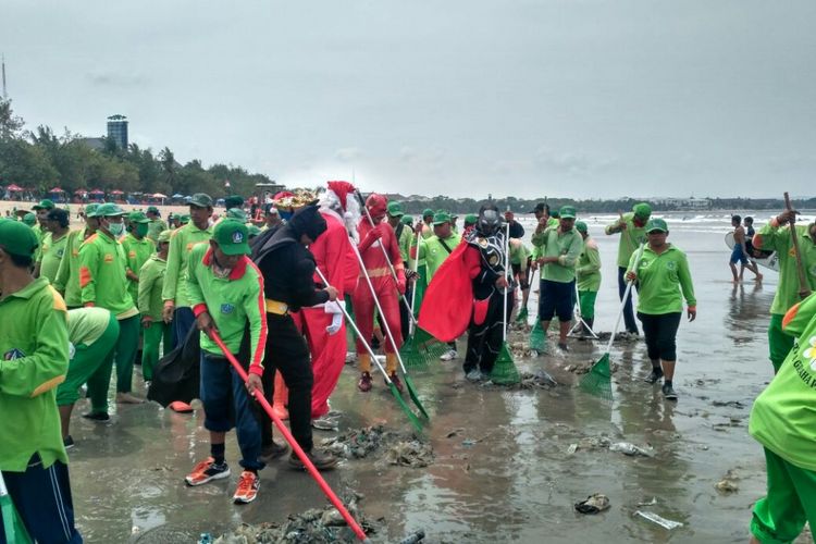 Dinas Lingkungan Hidup dan kebersihan (DLHK) Kabupaten Badung menerjunkan delapan Superhero dan satu Sinterklas untuk memerangi sampah kiriman di Pantai Kuta, Bali, Rabu (27/12/2017).