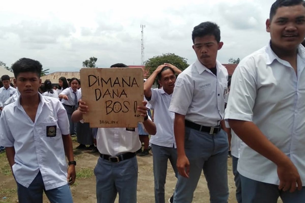 Ratusan siswa SMA Negeri 1 Tiga Nderket, yang merupakan siswa terdampak sinabung, di Jalan Pendidikan, Desa Tiga Nderket, Kecamatan Tiga Nderket, Kabupaten Karo, Sumatera Utara, menggelar aksi demo menuntut kepada Kepala Sekolah tentang transparansi dana BOS, sejak 3 tahun terahir,