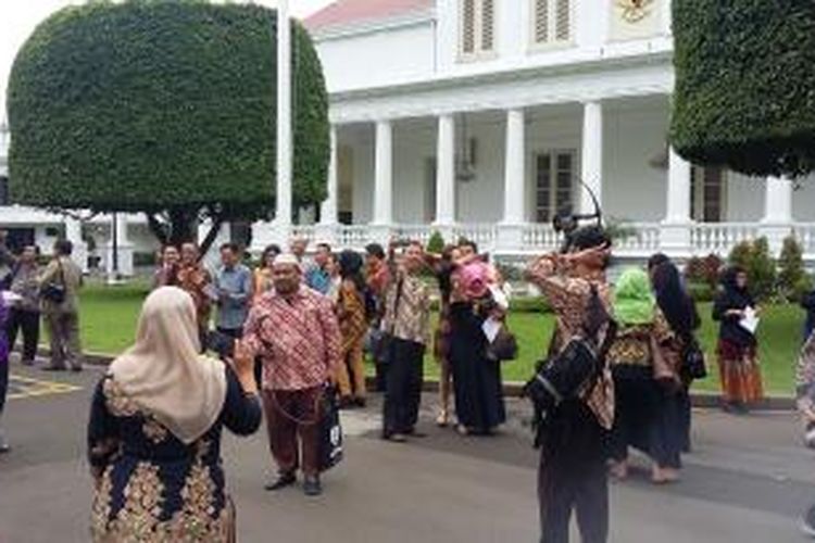 Kompasianer menyempatkan berfoto di halaman Istana Negara, Jakarta, Sabtu
(12/12/2015).
