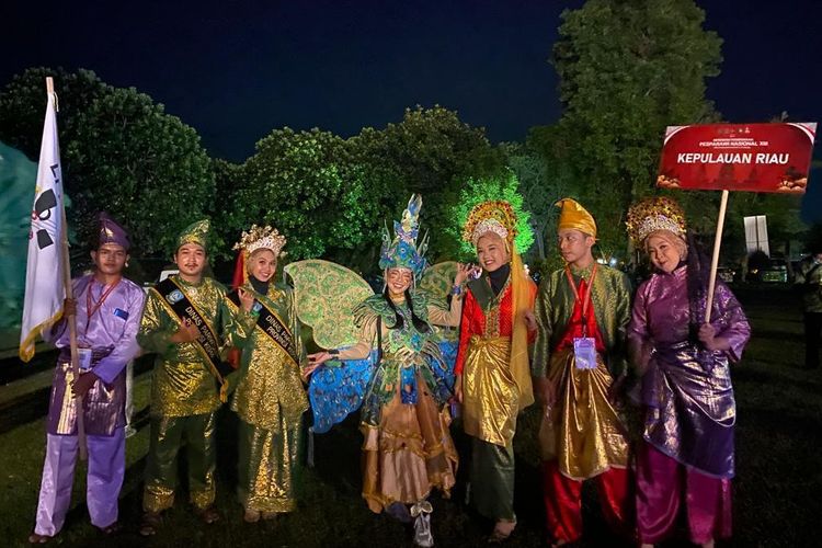 Tim dari Kepri memakai pakaian melayu dalam Pesparawi tahun 2022 Yogyakarta.