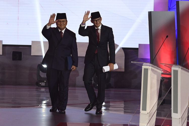 Capres-cawapres nomor urut 02 Prabowo (kiri) -Sandiaga Uno bersiap mengikuti debat pertama Pilpres 2019, di Hotel Bidakara, Jakarta, Kamis (17/1/2019). Debat pertama tersebut mengangkat tema Hukum, HAM, Korupsi, dan Terorisme. ANTARA FOTO/Sigid Kurniawan/foc.