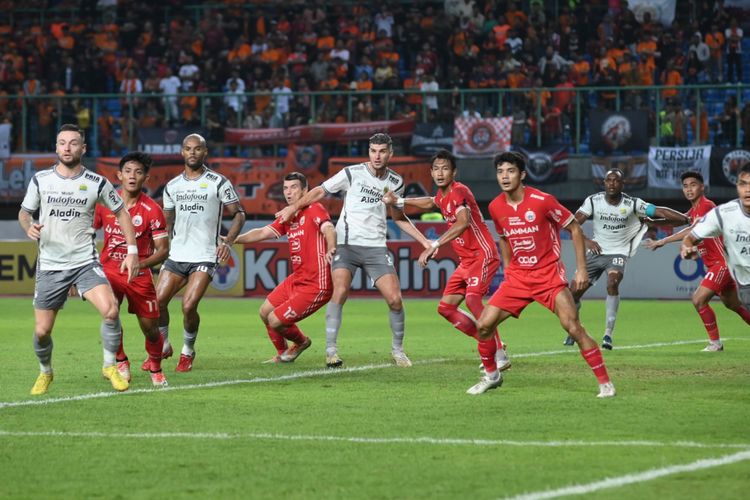 Suasana laga tunda pekan ke-28 Liga 1 2022-2023 antara Persija vs Persib di Stadion Patriot Candrabhaga, Bekasi, Jumat (31/3/2023).