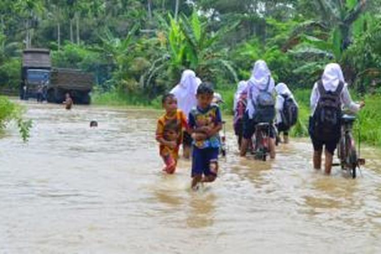 Hujan deras yang mengguyur Kabupaten Aceh Utara, Selasa (1/9/2015), mengakibatkanair Sungai Pirak dan Sungai Keureuto meluap yang berujung banjir di sejumlah desa di Kecamatan Matangkuli.