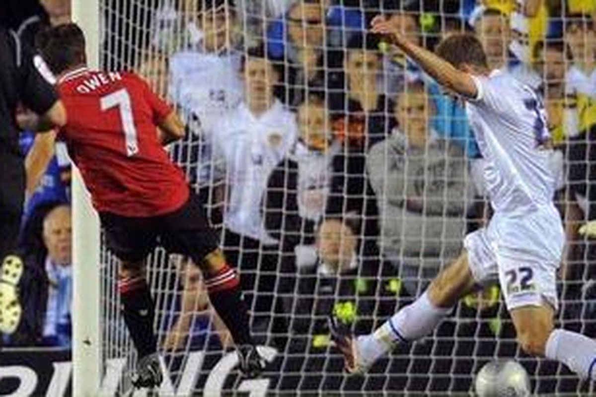 Penyerang Manchester United, Michael Owen (kiri), mencetak gol dalam pertandingan melawan Leeds United pada putaran ketiga Piala Carling, Selasa (20/9/2011). 