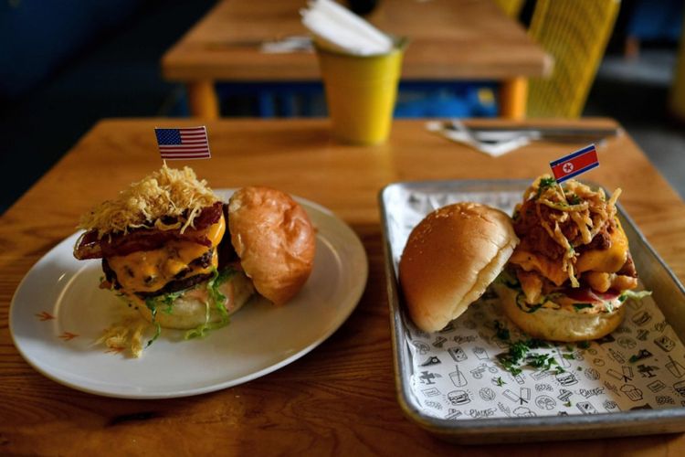 Burger Durty Donald (kiri) dan Kim Jong Yum (kanan) disuguhkan oleh salah satu restoran di Hanoi, Vietnam. Burger ini dibuat dalam rangka menyemarakkan pertemuan Donald Trump dan Kim Jong-un di Vietnam.