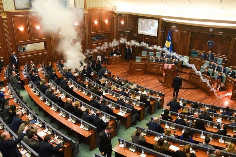 Seorang anggota partai oposisi di Parlemen Kosovo melemparkan gas air mata dalam sebuah sesi sidang.