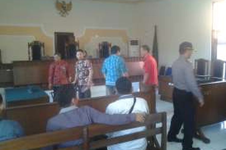 Suasana persiapan sidang dengan agenda putusan tterhadap Soni Sandra, terdakwa perkara paedofil di Pengadilan Negeri Kota Kediri, Jawa Timur, Kamis (19/5/2016)